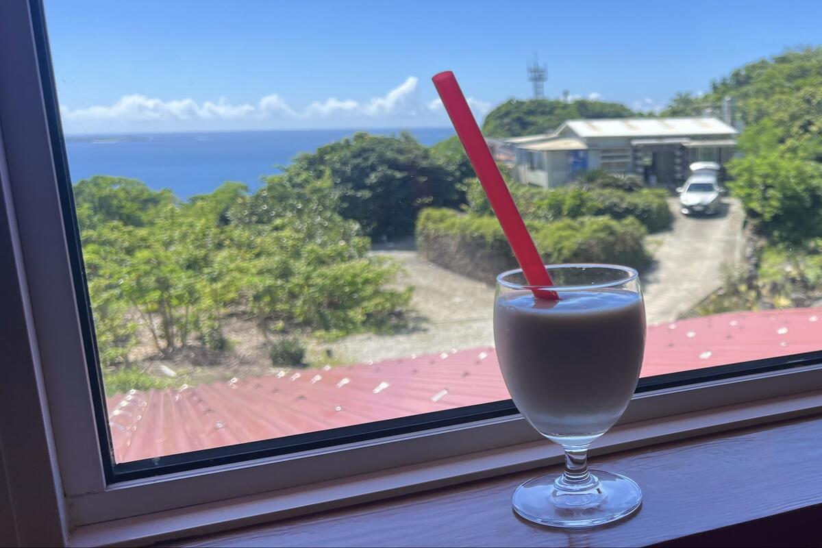 斎場御嶽のすぐそばでひと休み。久高島を望む「HARUSA SHAKE（ハルサシェイク）」で沖縄県産果実のスムージー＆シェイクを味わう（南城市）