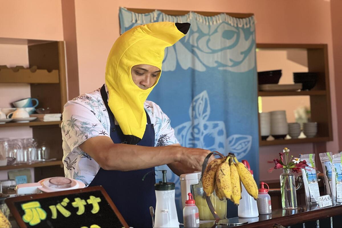 斎場御嶽のすぐそばでひと休み。久高島を望む「HARUSA SHAKE（ハルサシェイク）」で沖縄県産果実のスムージー＆シェイクを味わう（南城市）