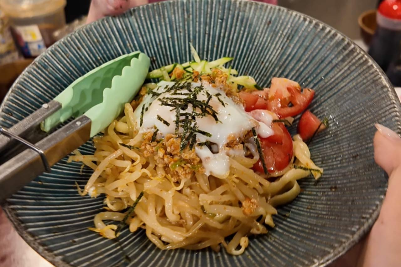 鶏だし塩おでん＆店主自慢の“イケ麺”料理で夏バテを吹き飛ばせ！リニューアルした「栄町酒場うおらん」へ（那覇市）