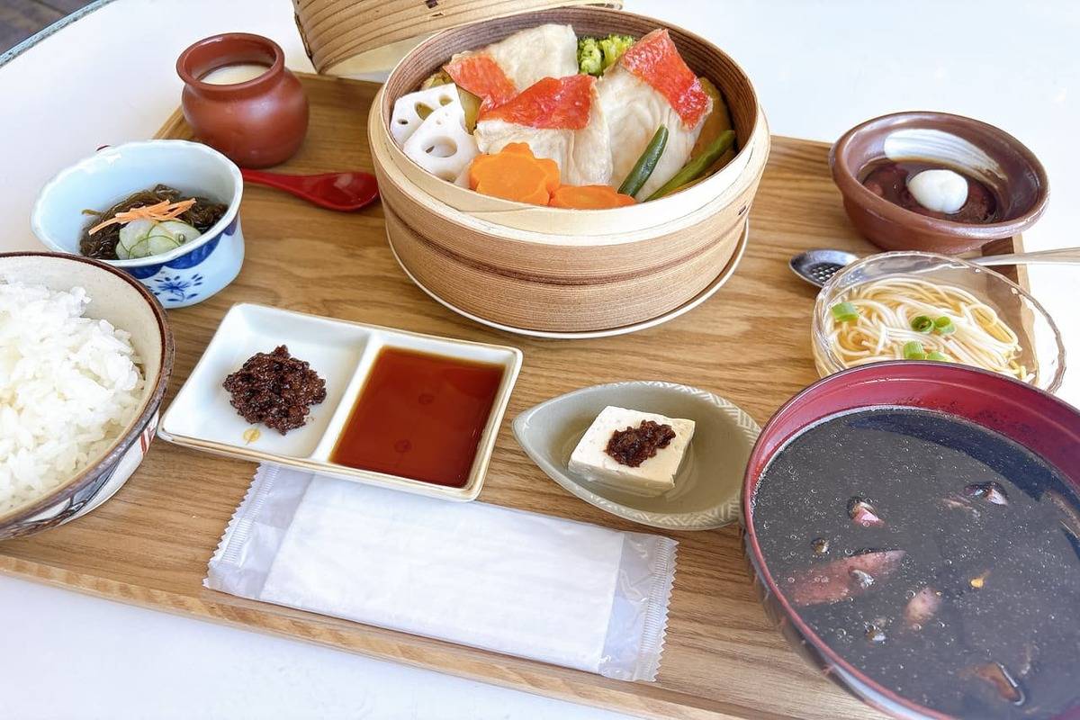 限定10食「食工房まほろば」の金目鯛のせいろ蒸しとイカスミ汁、もう食べた？（糸満市）