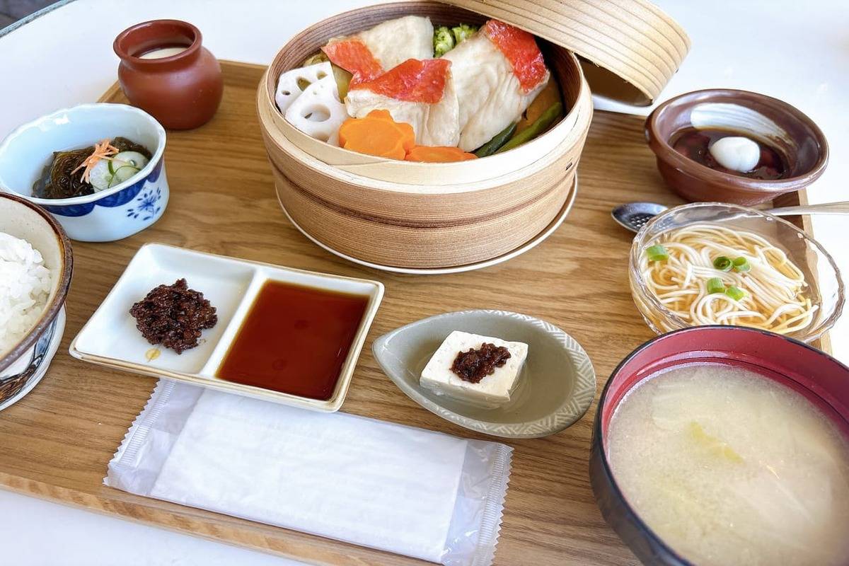 限定10食「食工房まほろば」の金目鯛のせいろ蒸しとイカスミ汁、もう食べた？（糸満市）