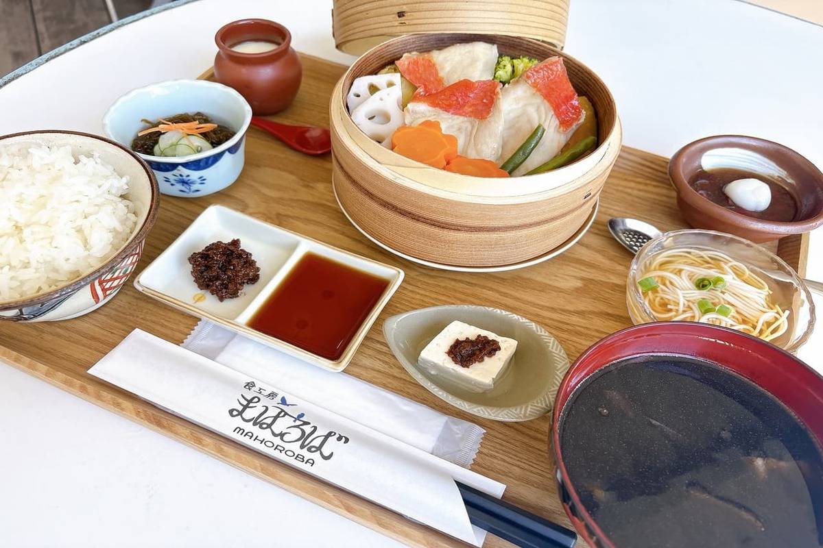 限定10食「食工房まほろば」の金目鯛のせいろ蒸しとイカスミ汁、もう食べた？（糸満市）