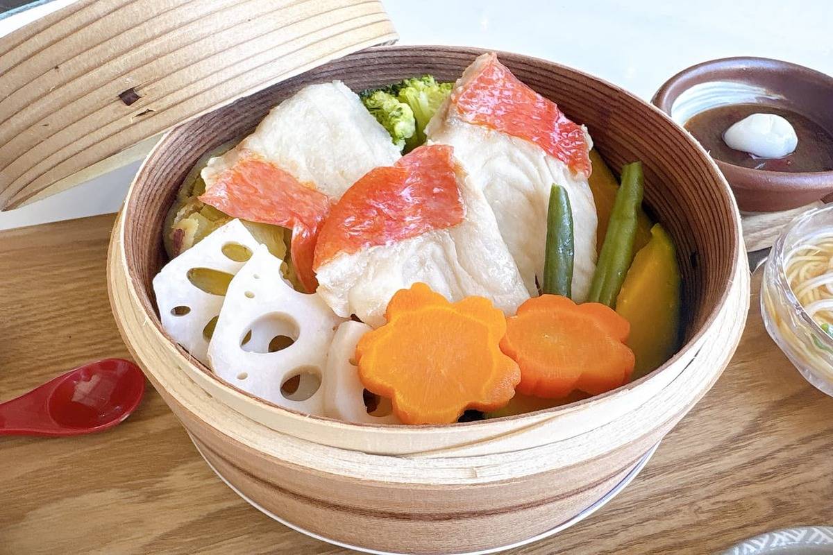 限定10食「食工房まほろば」の金目鯛のせいろ蒸しとイカスミ汁、もう食べた？（糸満市）