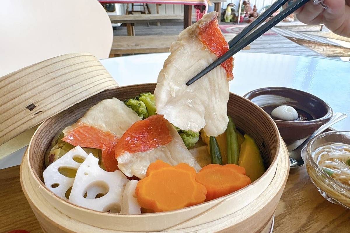 限定10食「食工房まほろば」の金目鯛のせいろ蒸しとイカスミ汁、もう食べた？（糸満市）
