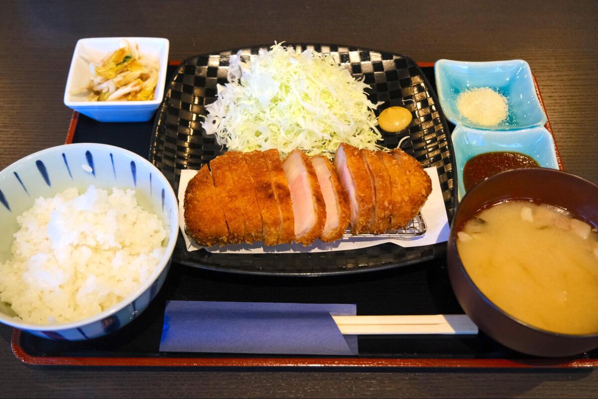 あぐーの旨み爆発”とんかつ”大満足ランチを堪能せよ！予約困難の人気”しゃぶしゃぶ”店『食彩酒房 まつもと』平日限定でオープン（那覇市）