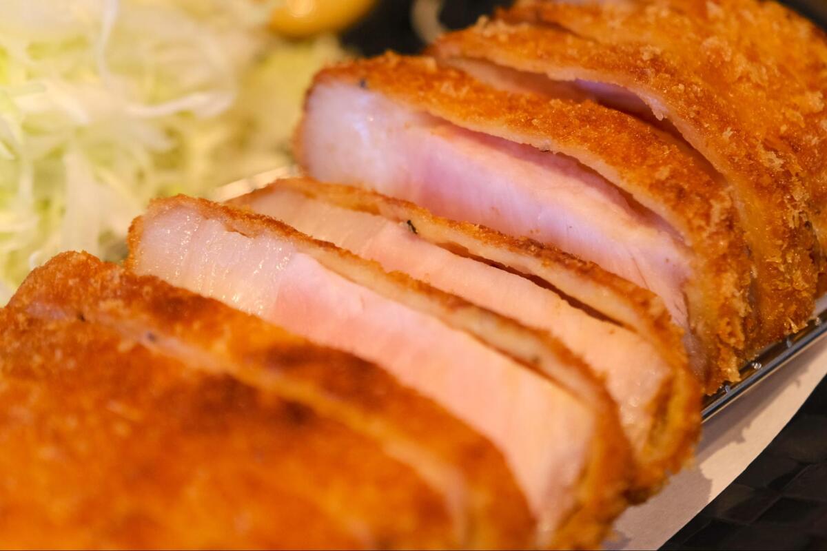 あぐーの旨み爆発”とんかつ”大満足ランチを堪能せよ！予約困難の人気”しゃぶしゃぶ”店『食彩酒房 まつもと』平日限定でオープン（那覇市）