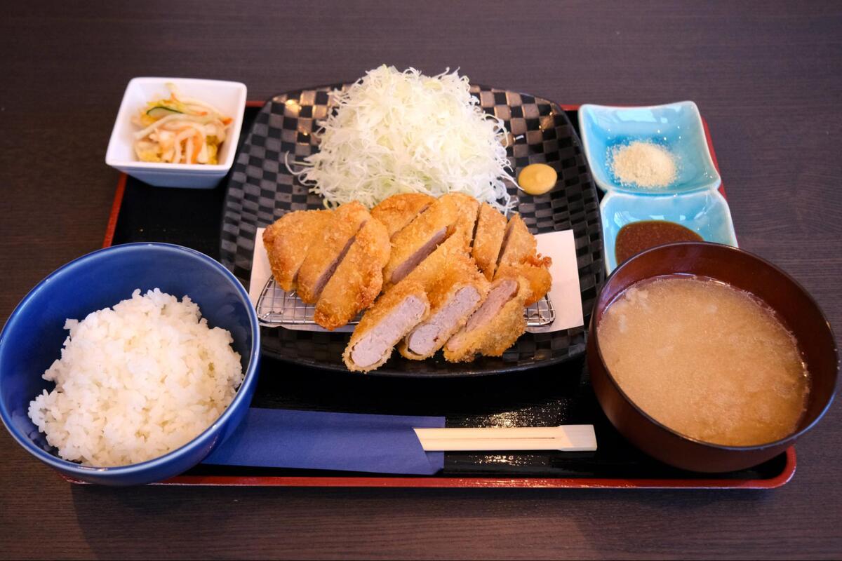 あぐーの旨み爆発”とんかつ”大満足ランチを堪能せよ！予約困難の人気”しゃぶしゃぶ”店『食彩酒房 まつもと』平日限定でオープン（那覇市）