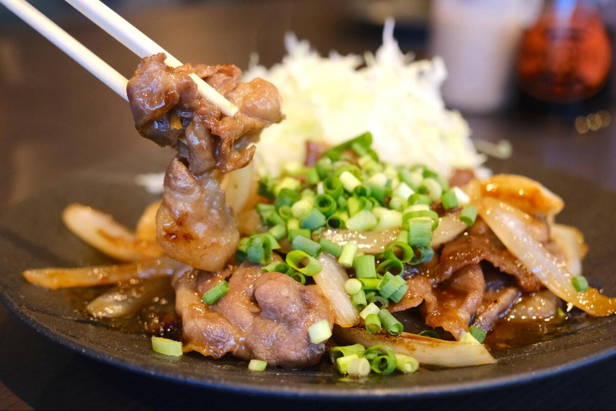 あぐーの旨み爆発”とんかつ”大満足ランチを堪能せよ！予約困難の人気”しゃぶしゃぶ”店『食彩酒房 まつもと』平日限定でオープン（那覇市）