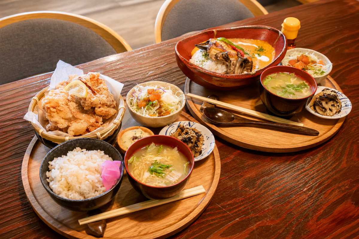 子どもが遊ぶそばで、大人はゆっくりランチ。週替わり定食と野菜たっぷりカレーが人気の「めしや のんさん」（南城市）