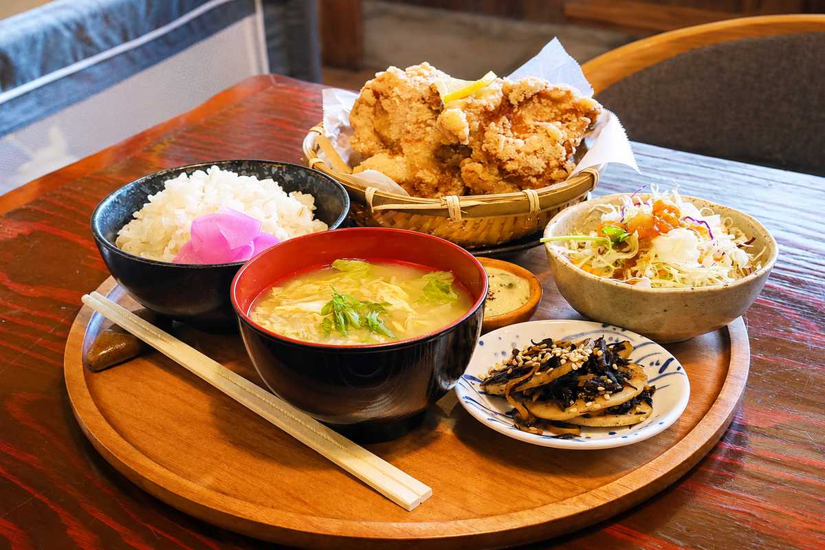 子どもが遊ぶそばで、大人はゆっくりランチ。週替わり定食と野菜たっぷりカレーが人気の「めしや のんさん」（南城市）