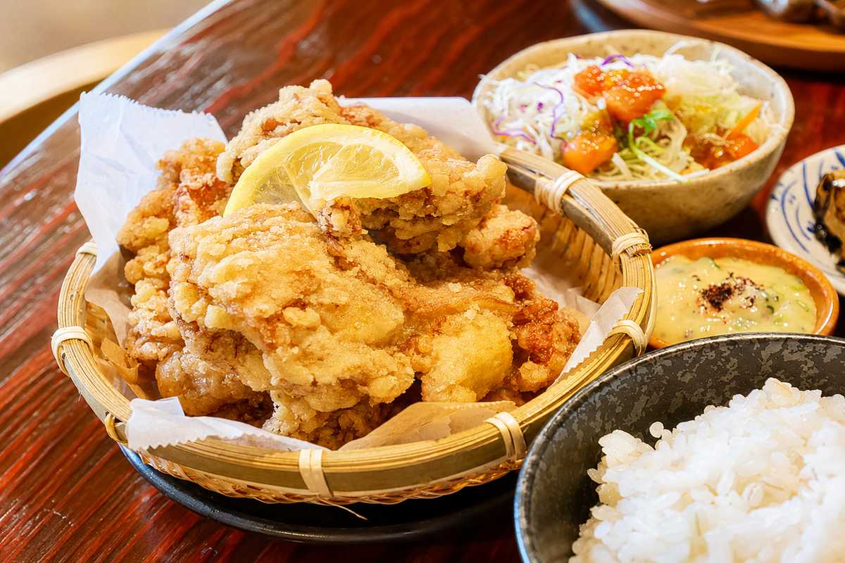 子どもが遊ぶそばで、大人はゆっくりランチ。週替わり定食と野菜たっぷりカレーが人気の「めしや のんさん」（南城市）