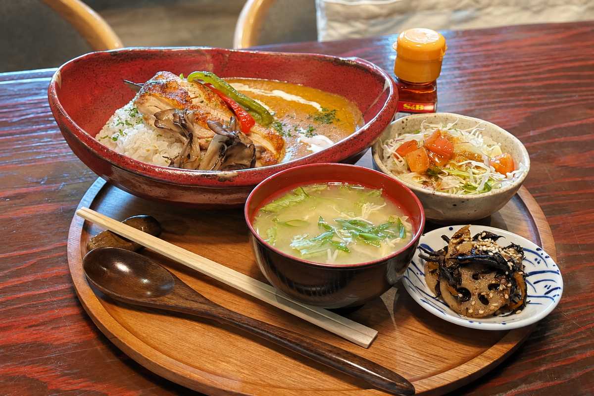 子どもが遊ぶそばで、大人はゆっくりランチ。週替わり定食と野菜たっぷりカレーが人気の「めしや のんさん」（南城市）