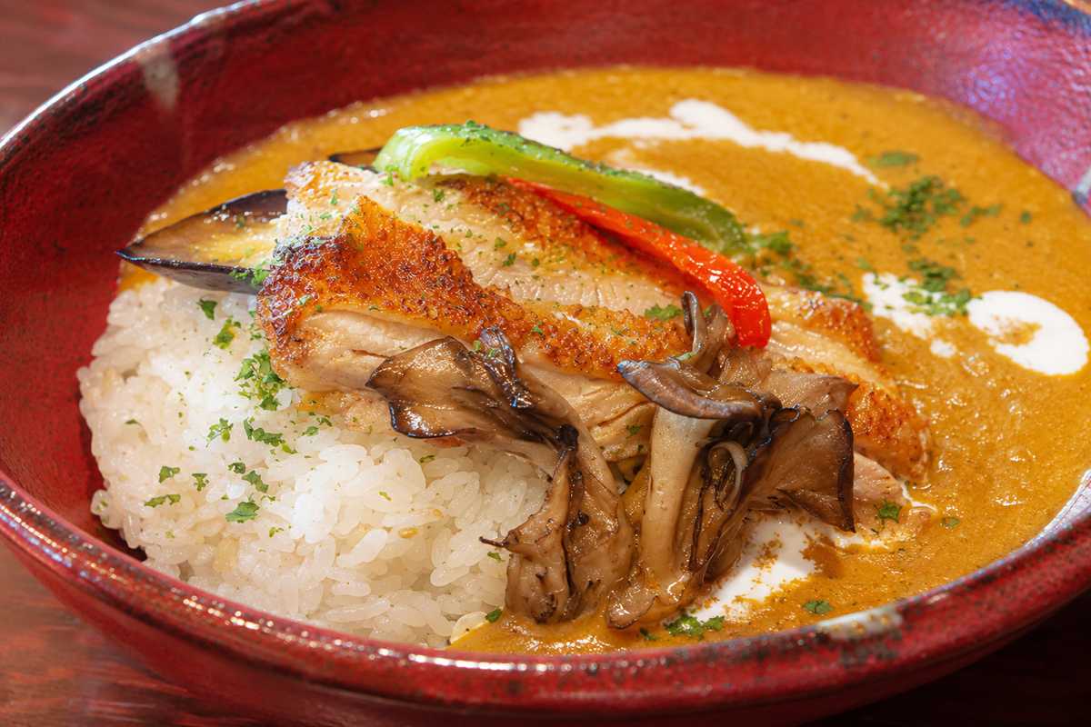 子どもが遊ぶそばで、大人はゆっくりランチ。週替わり定食と野菜たっぷりカレーが人気の「めしや のんさん」（南城市）