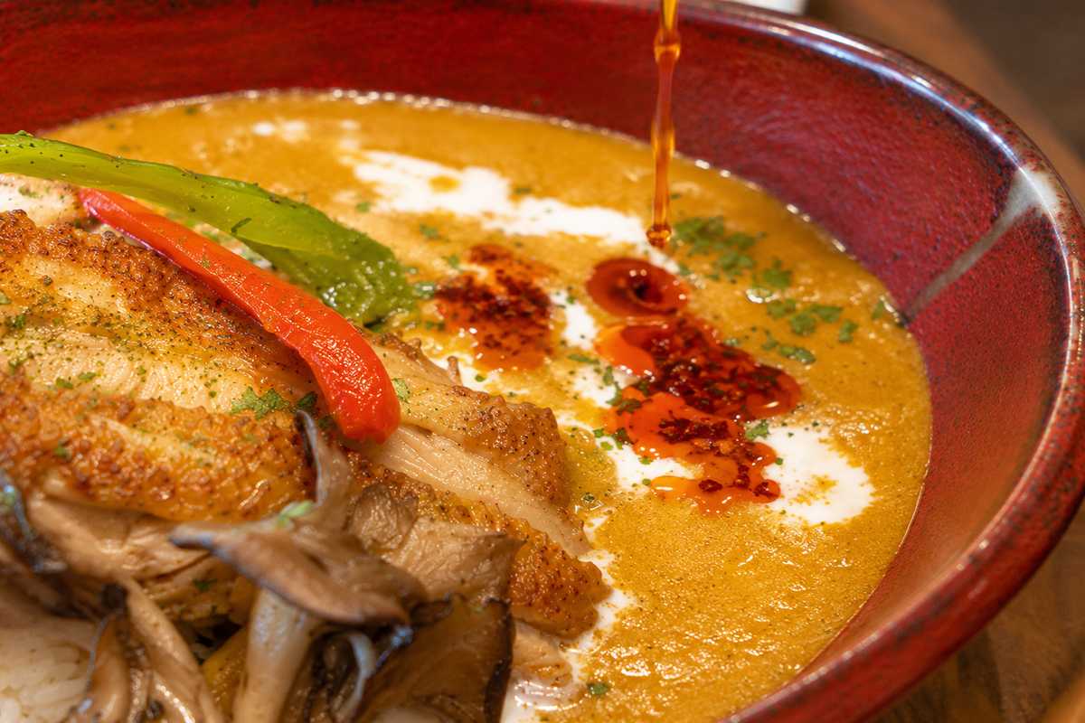 子どもが遊ぶそばで、大人はゆっくりランチ。週替わり定食と野菜たっぷりカレーが人気の「めしや のんさん」（南城市）
