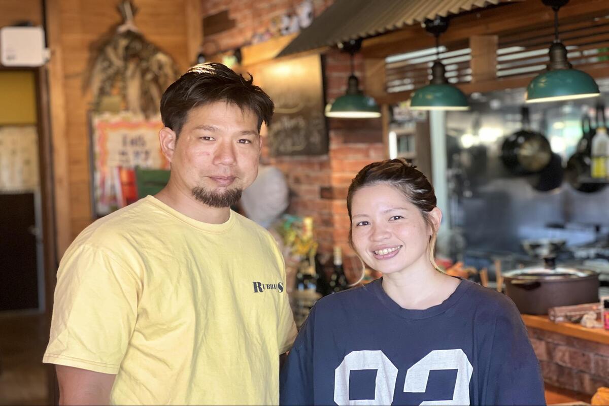 子どもが遊ぶそばで、大人はゆっくりランチ。週替わり定食と野菜たっぷりカレーが人気の「めしや のんさん」（南城市）