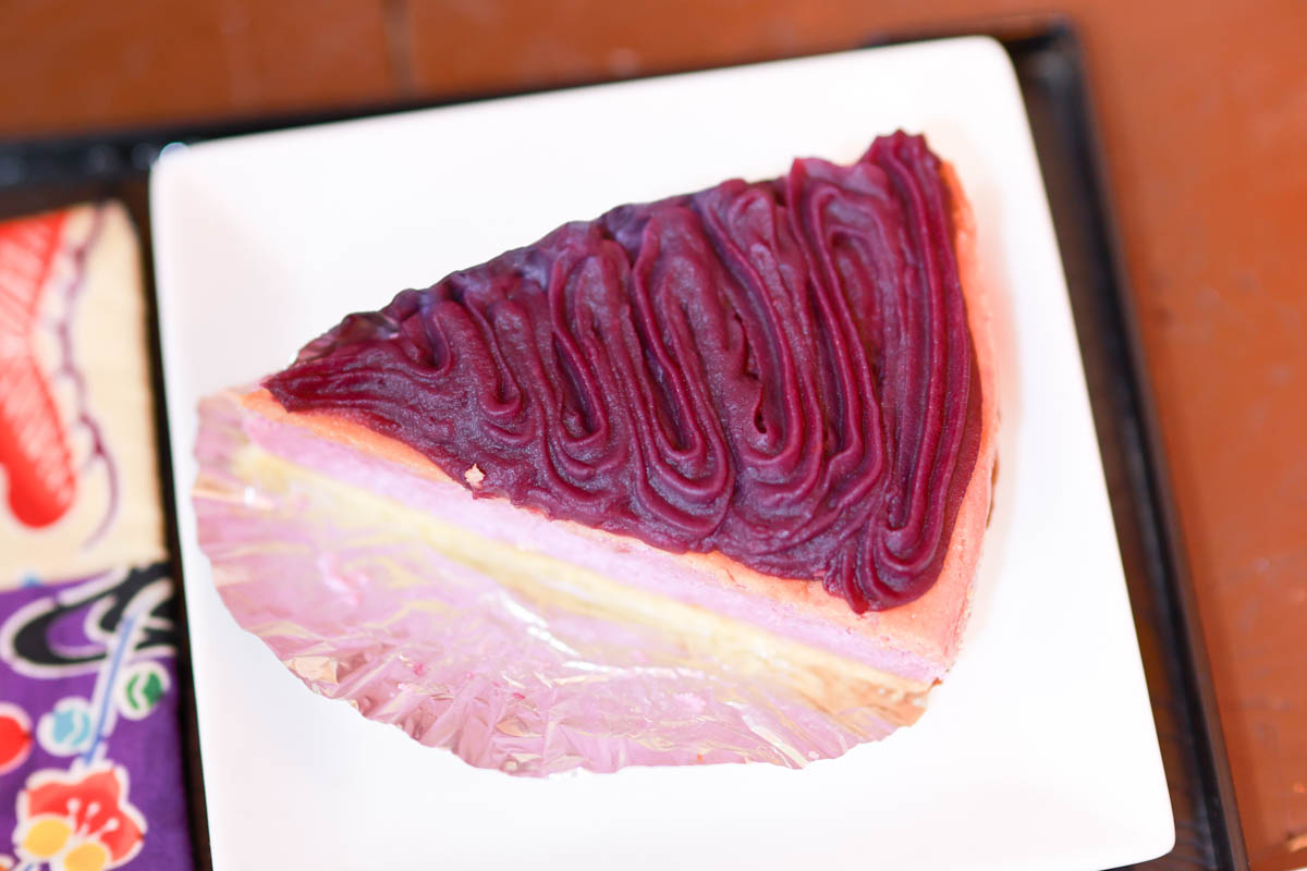 牧志の隠れたパワースポット？！「日々草」でボクシング界の世界王者が味わった黒糖ぜんざいを堪能！貴重なサインと手作りケーキも要チェック（那覇市）