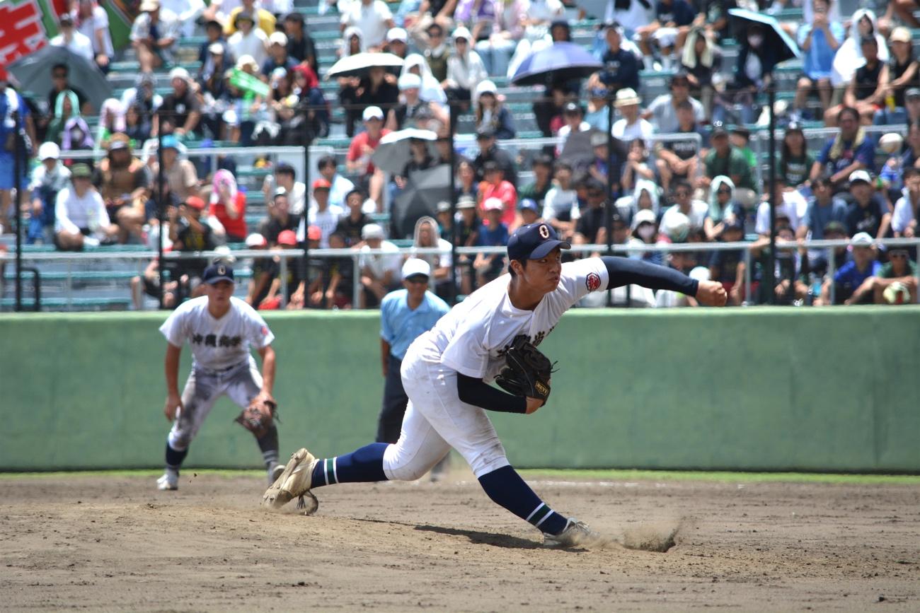 最終回に末吉良丞が登板し、MAX147キロの真っ直ぐとキレッキレのスライダーでエナジック打線を抑え、４対３で沖縄尚学優勝