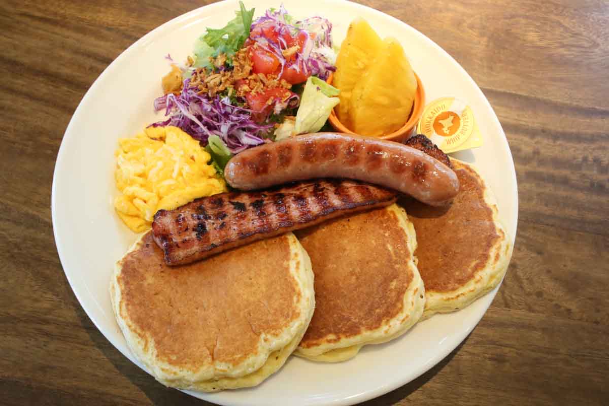 やみつきの“甘じょっぱい”ループ！「Grill&Pancake RISE」の焼きたてパンケーキ＆ガーリックシュリンプでハワイ気分を満喫（那覇市）