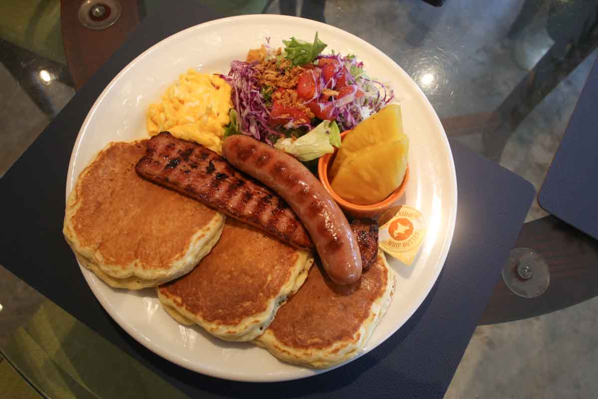 やみつきの“甘じょっぱい”ループ！「Grill&Pancake RISE」の焼きたてパンケーキ＆ガーリックシュリンプでハワイ気分を満喫（那覇市）