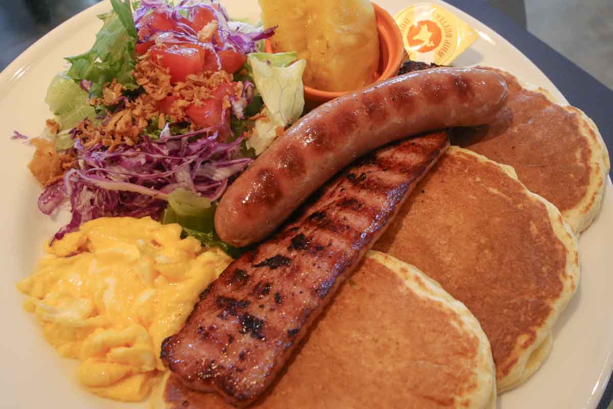 やみつきの“甘じょっぱい”ループ！「Grill&Pancake RISE」の焼きたてパンケーキ＆ガーリックシュリンプでハワイ気分を満喫（那覇市）