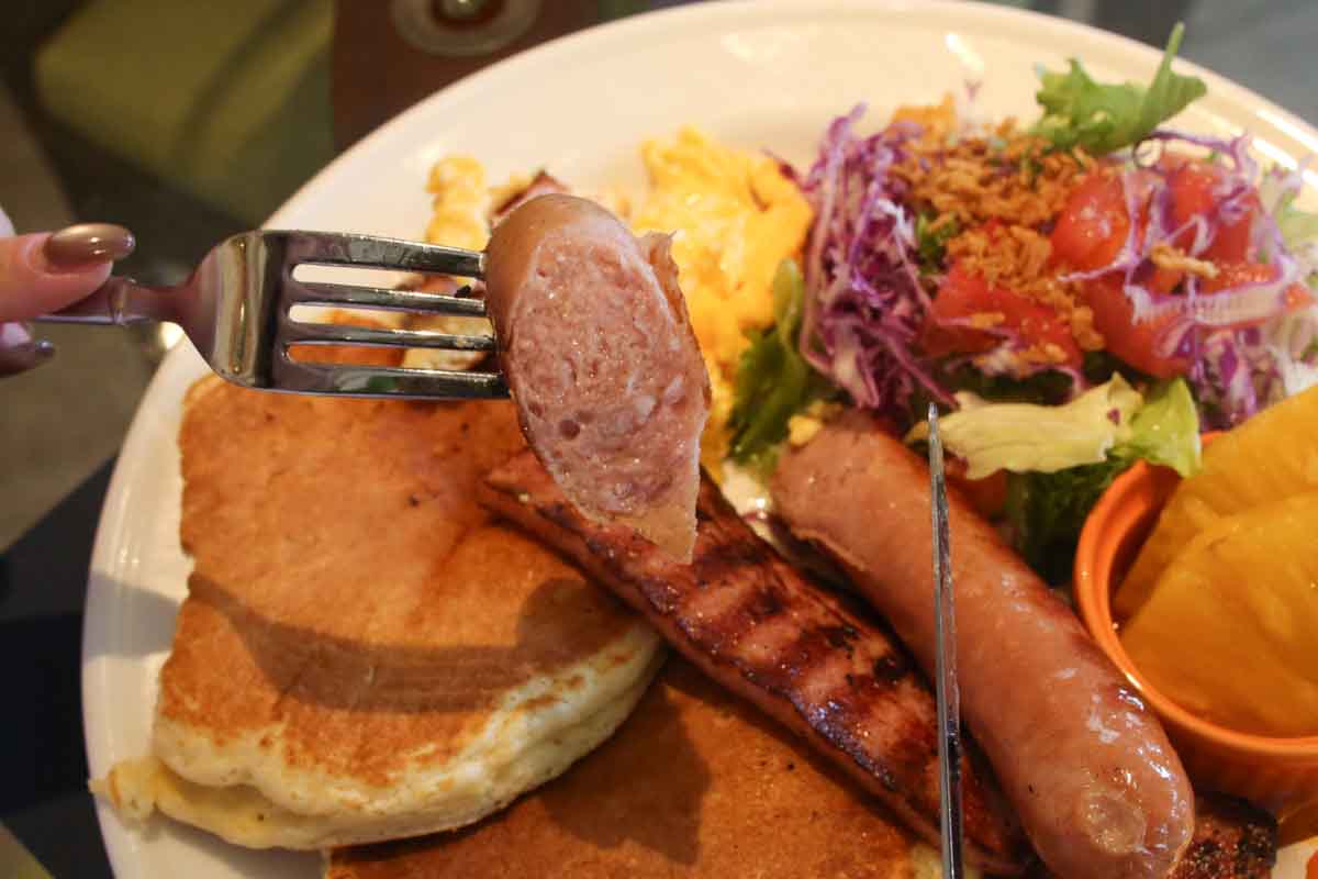 やみつきの“甘じょっぱい”ループ！「Grill&Pancake RISE」の焼きたてパンケーキ＆ガーリックシュリンプでハワイ気分を満喫（那覇市）