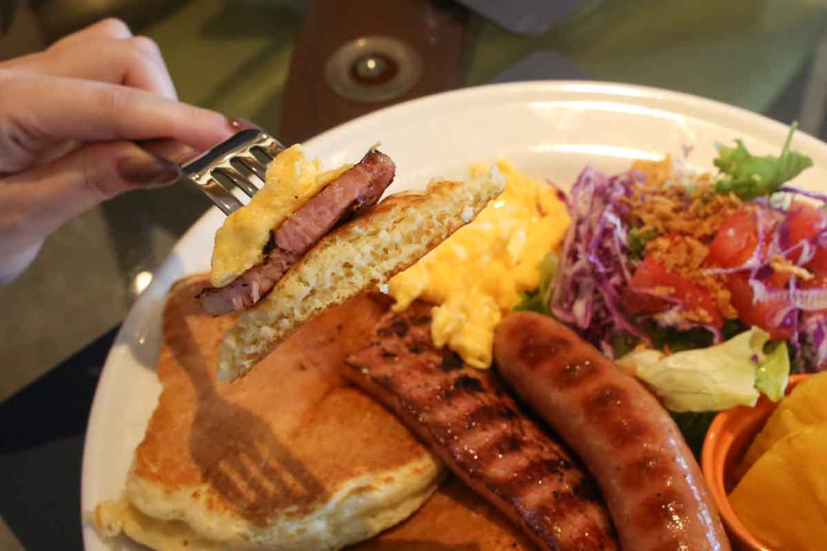 やみつきの“甘じょっぱい”ループ！「Grill&Pancake RISE」の焼きたてパンケーキ＆ガーリックシュリンプでハワイ気分を満喫（那覇市）