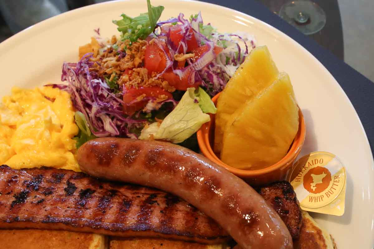 やみつきの“甘じょっぱい”ループ！「Grill&Pancake RISE」の焼きたてパンケーキ＆ガーリックシュリンプでハワイ気分を満喫（那覇市）