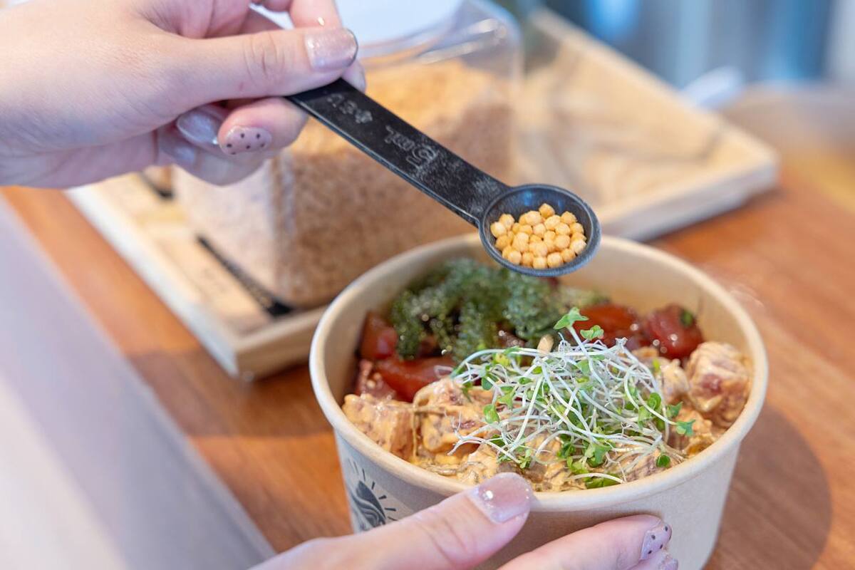 宮古島のマグロを“引き算のおいしさ”で！この場所だからこそ出会える一皿「POKE Fai MIYAKO MARKET CAFE&BAR」（宮古島市）
