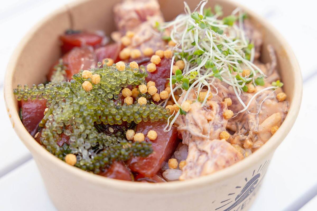 宮古島のマグロを“引き算のおいしさ”で！この場所だからこそ出会える一皿「POKE Fai MIYAKO MARKET CAFE&BAR」（宮古島市）