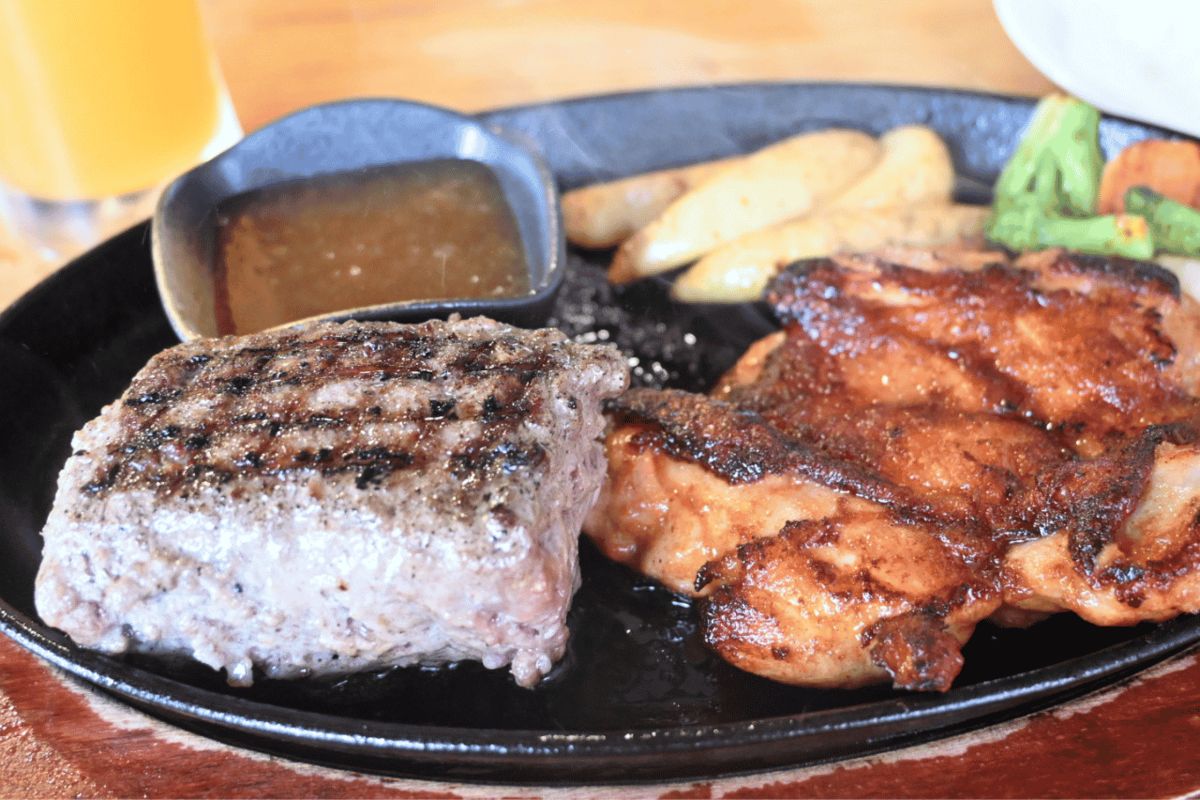 静岡で人気の味わいを沖縄で！牛肉100％ハンバーグとふわふわかき氷の店「さわかじハンバーグ & 恋氷」（那覇市）