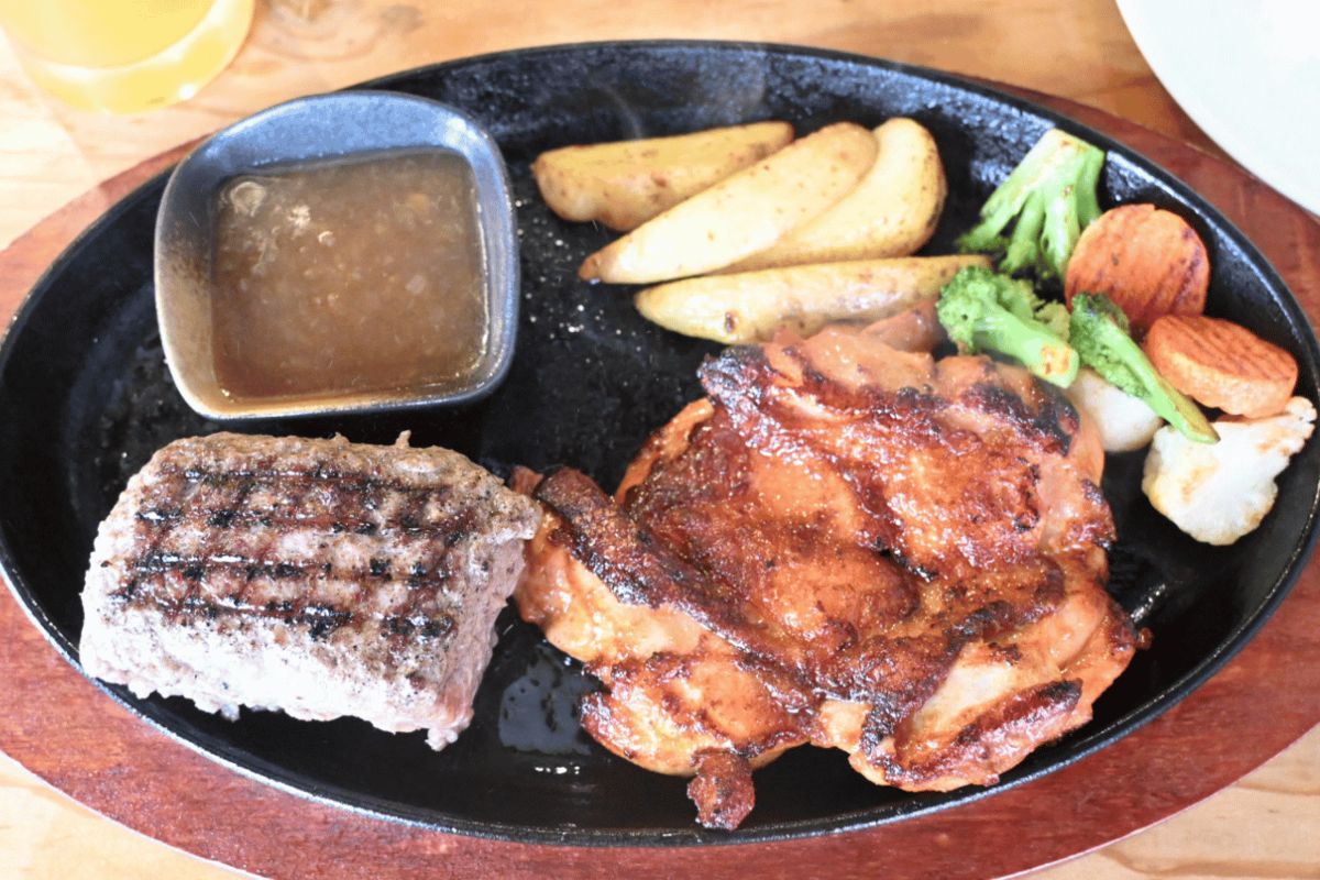 静岡で人気の味わいを沖縄で！牛肉100％ハンバーグとふわふわかき氷の店「さわかじハンバーグ & 恋氷」（那覇市）