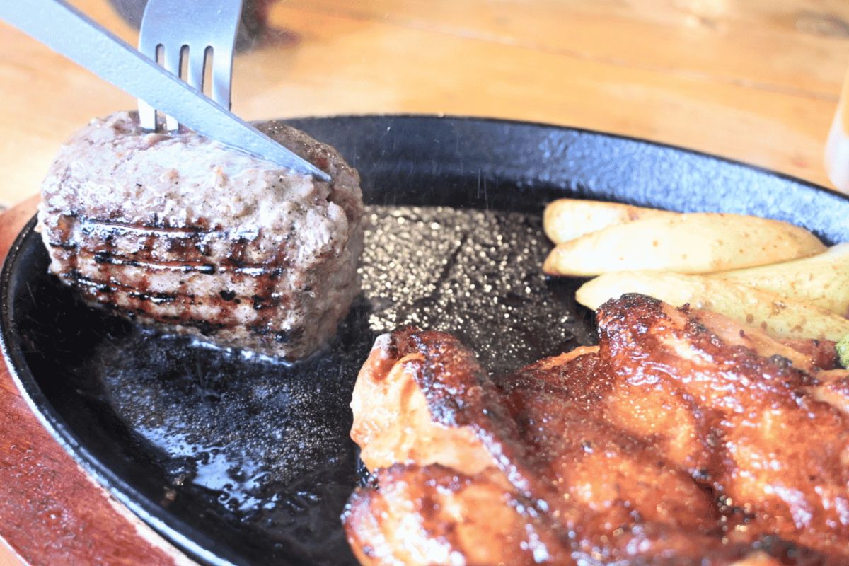 静岡で人気の味わいを沖縄で！牛肉100％ハンバーグとふわふわかき氷の店「さわかじハンバーグ & 恋氷」（那覇市）