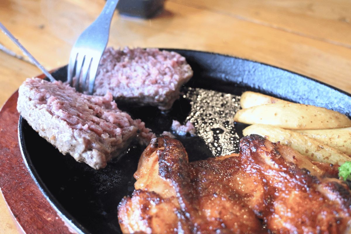 静岡で人気の味わいを沖縄で！牛肉100％ハンバーグとふわふわかき氷の店「さわかじハンバーグ & 恋氷」（那覇市）