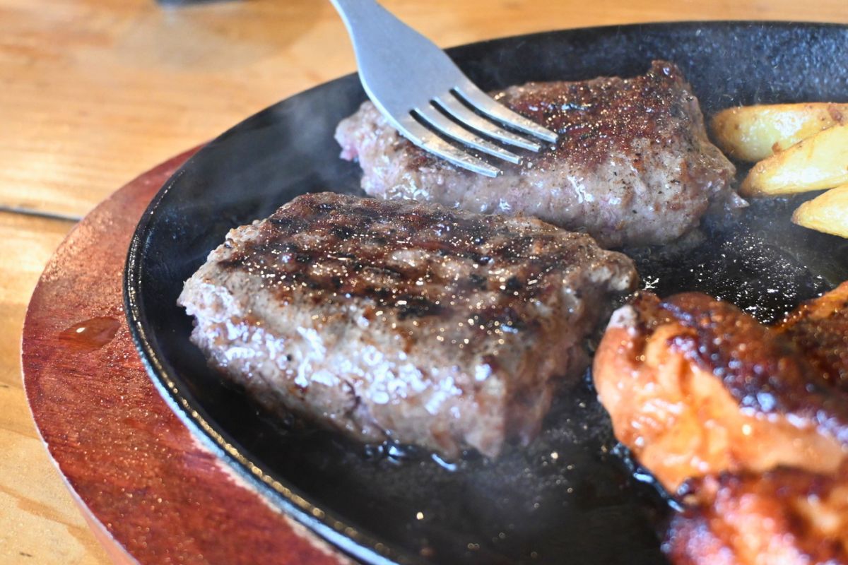 静岡で人気の味わいを沖縄で！牛肉100％ハンバーグとふわふわかき氷の店「さわかじハンバーグ & 恋氷」（那覇市）