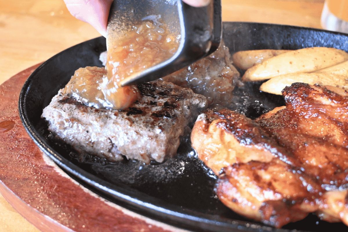 静岡で人気の味わいを沖縄で！牛肉100％ハンバーグとふわふわかき氷の店「さわかじハンバーグ & 恋氷」（那覇市）