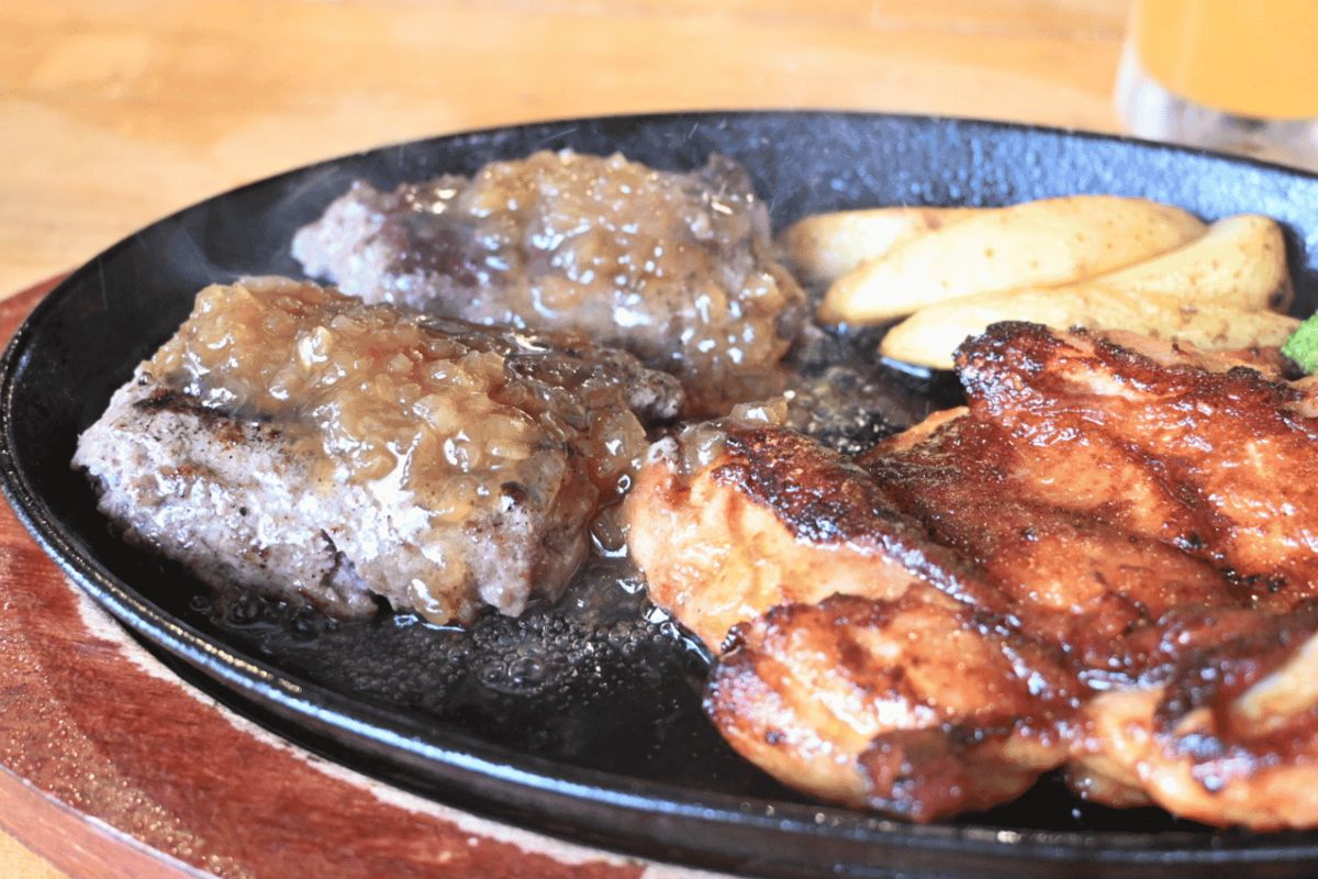 静岡で人気の味わいを沖縄で！牛肉100％ハンバーグとふわふわかき氷の店「さわかじハンバーグ & 恋氷」（那覇市）