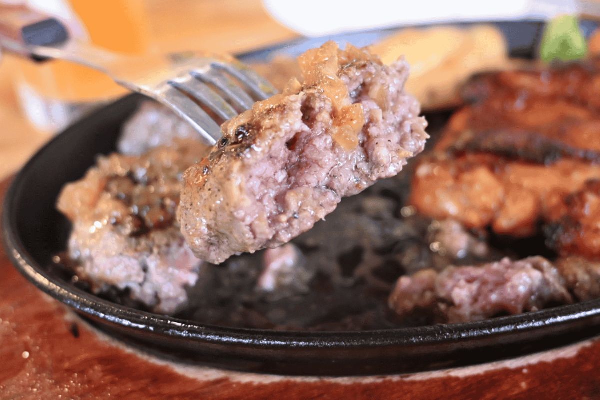 静岡で人気の味わいを沖縄で！牛肉100％ハンバーグとふわふわかき氷の店「さわかじハンバーグ & 恋氷」（那覇市）