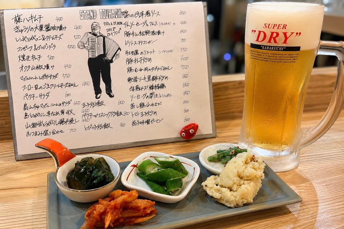 女性ひとりでも入りやすい！昼飲みにもおすすめ「スタンド藤八」で焼酎と創作おつまみを満喫（那覇市・栄町市場）
