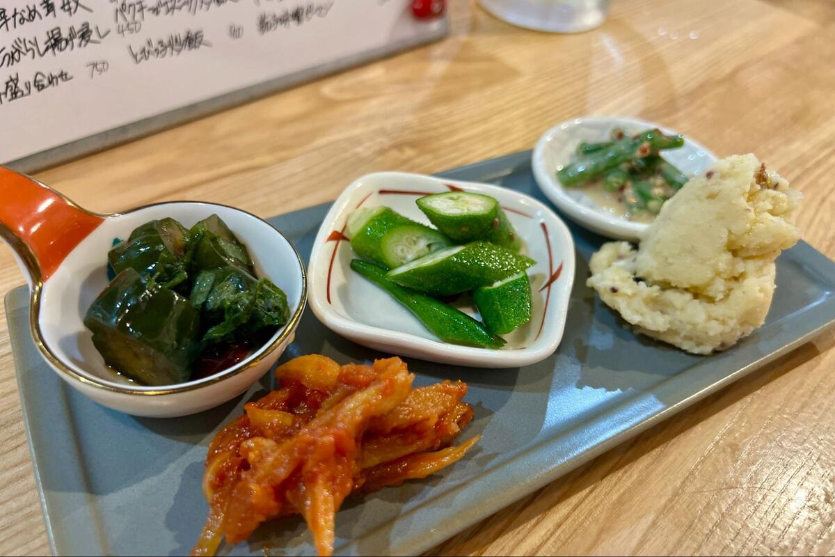 女性ひとりでも入りやすい！昼飲みにもおすすめ「スタンド藤八」で焼酎と創作おつまみを満喫（那覇市・栄町市場）