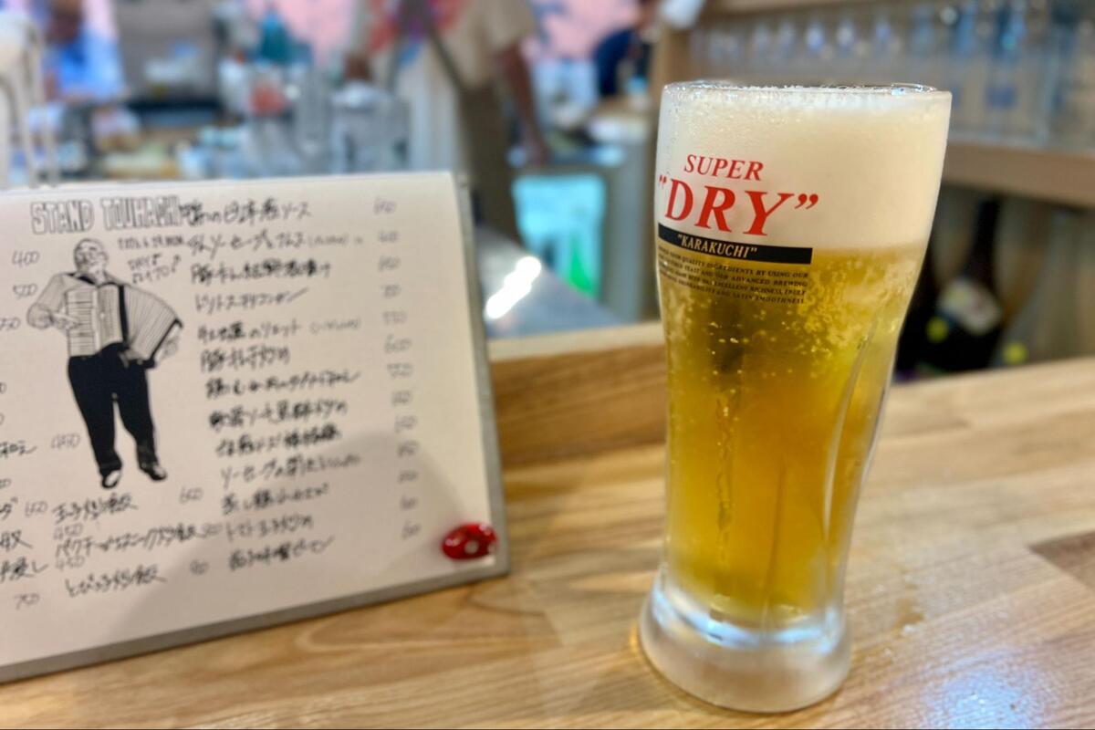 女性ひとりでも入りやすい！昼飲みにもおすすめ「スタンド藤八」で焼酎と創作おつまみを満喫（那覇市・栄町市場）
