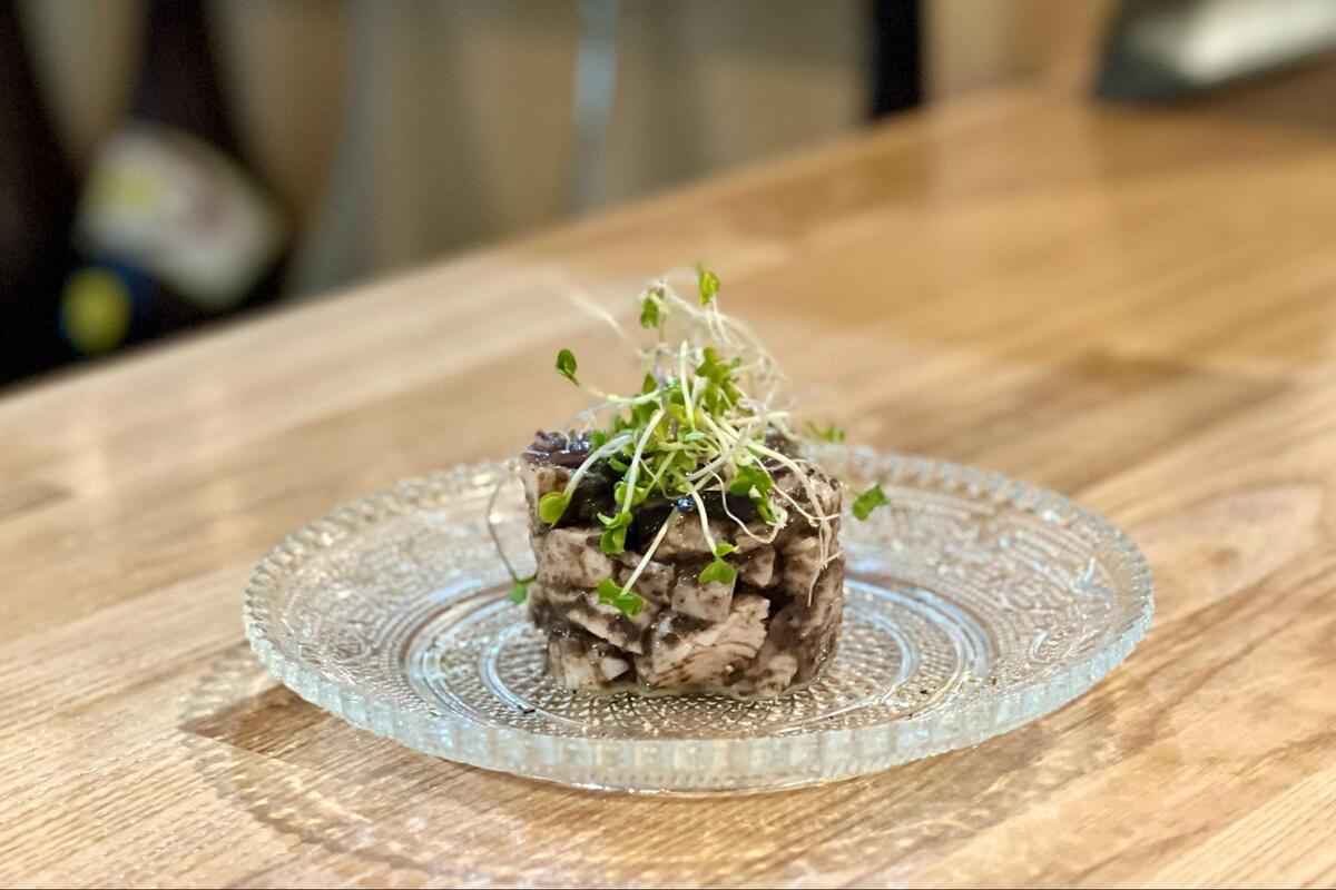 女性ひとりでも入りやすい！昼飲みにもおすすめ「スタンド藤八」で焼酎と創作おつまみを満喫（那覇市・栄町市場）