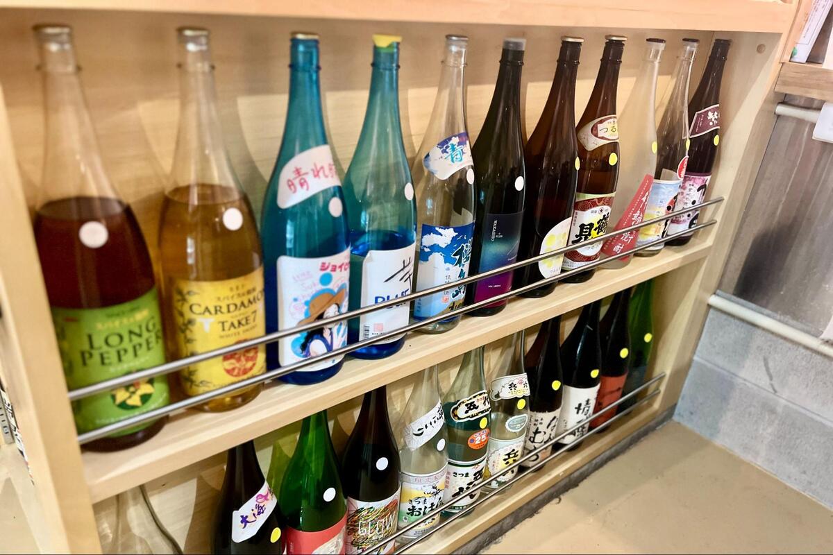 女性ひとりでも入りやすい！昼飲みにもおすすめ「スタンド藤八」で焼酎と創作おつまみを満喫（那覇市・栄町市場）