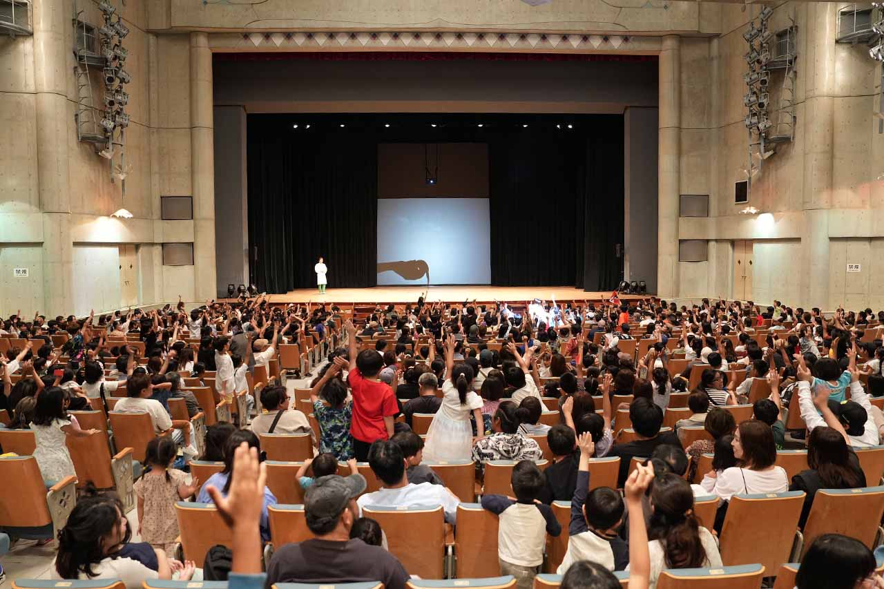 でんじろう先生が沖縄にやってきた！子どもたちが夢中になったサイエンスショーと科学の楽しみ方