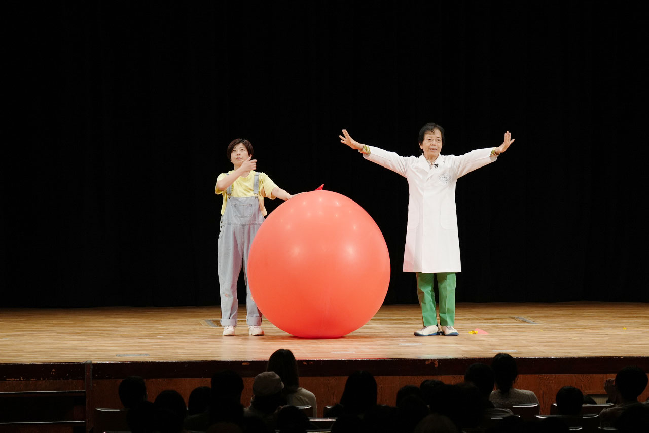 でんじろう先生が沖縄にやってきた！子どもたちが夢中になったサイエンスショーと科学の楽しみ方