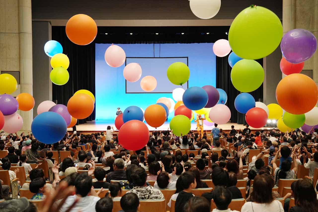 でんじろう先生が沖縄にやってきた！子どもたちが夢中になったサイエンスショーと科学の楽しみ方