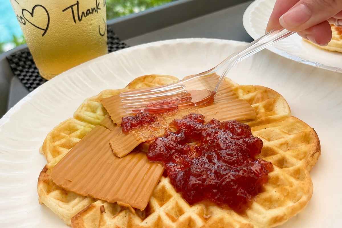 沖縄でノルウェー気分。絶景カフェ「Åshiro outdoor cafe」で本場のワッフルを味わう（うるま市）