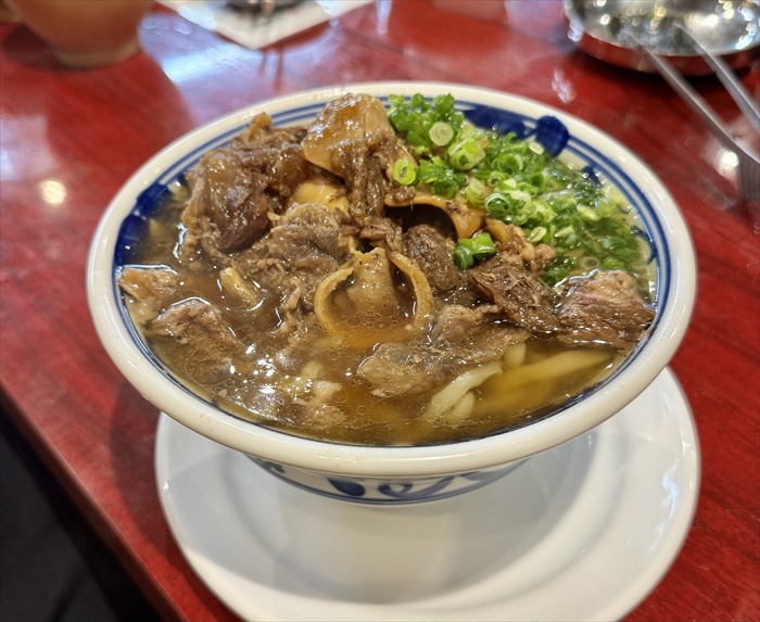 肉も、そばも、どっちも主役！・・・那覇市寄宮「牛そば焼肉しんちゃん」～キャンヒロユキの「とー、飲み歩きやってみよう」〜
