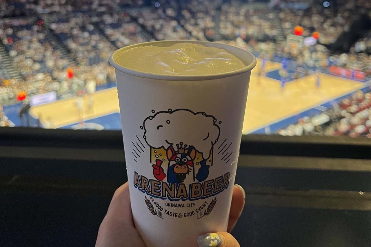 アリーナからアリーナへ。キングス観戦後は沖縄市園田「58ARENA」で感想をつまみに乾杯！〜喜友名ひとみの酒場巡り〜（沖縄市）