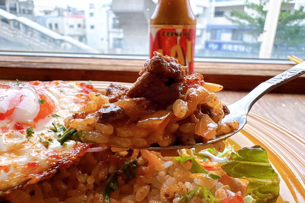 気持ちがパッと明るくなる！太陽みたいな「PICO食堂」のゴロゴロお肉のタコライス（那覇市）