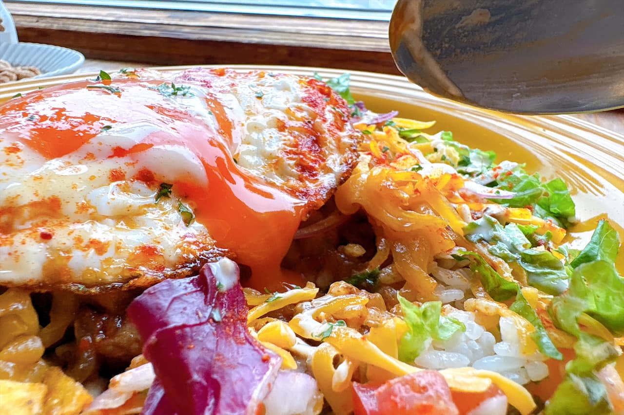 気持ちがパッと明るくなる！太陽みたいな「PICO食堂」のゴロゴロお肉のタコライス（那覇市）